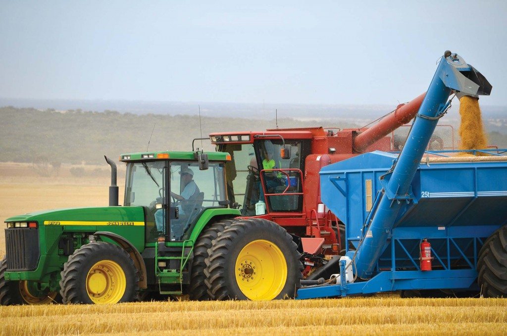 streaky-bay-harvester-tractor-chaser-bin_9556
